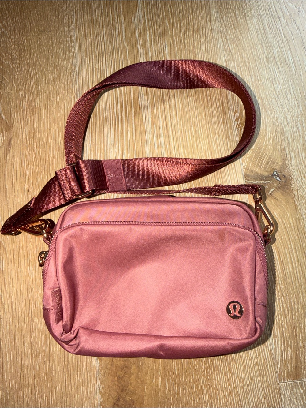 lululemon athletica rose pink crossbody bag with adjustable strap - Picture 3 of 6